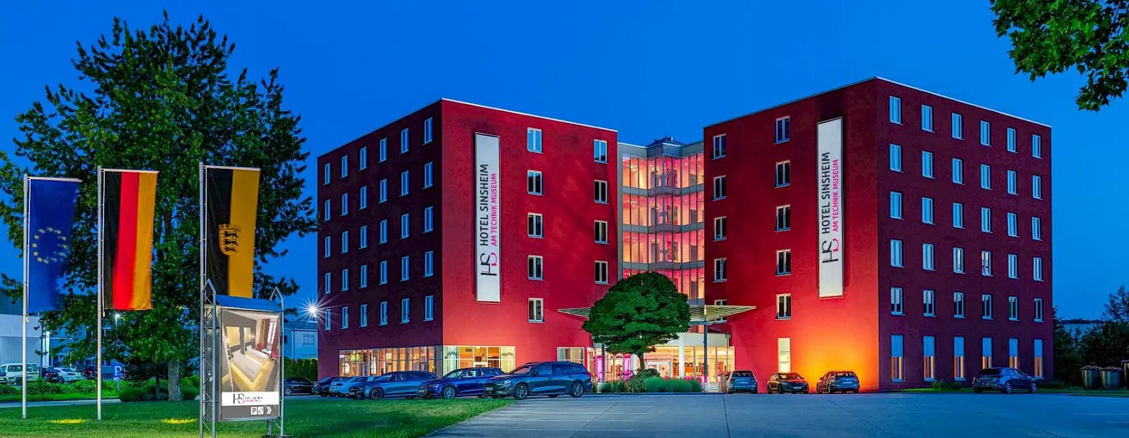 hotel_05_web_1920_srgb_sw_logo_leuchtkasten_1750x680.1614x627